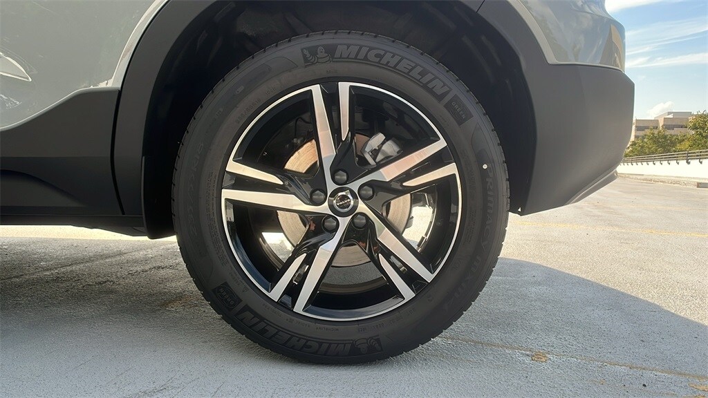 2026 Volvo XC40 Core photo 3