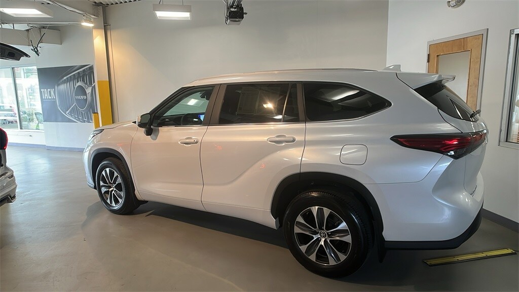 2023 Toyota Highlander L photo 3