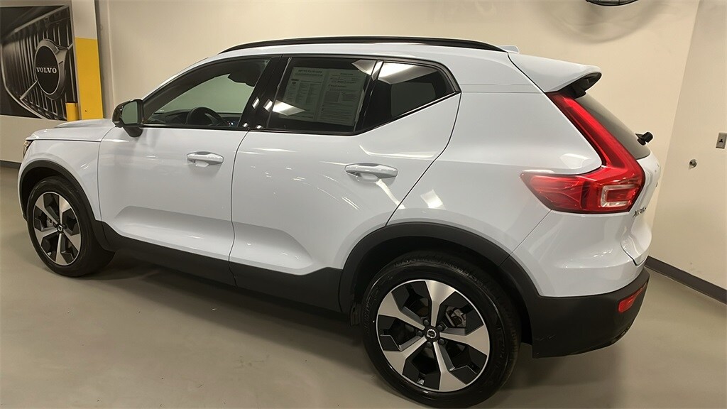 2025 Volvo XC40 Plus photo 2
