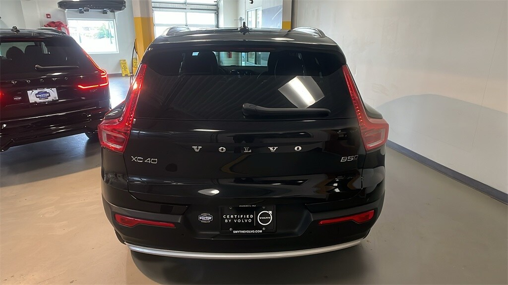2025 Volvo XC40 Plus photo 2