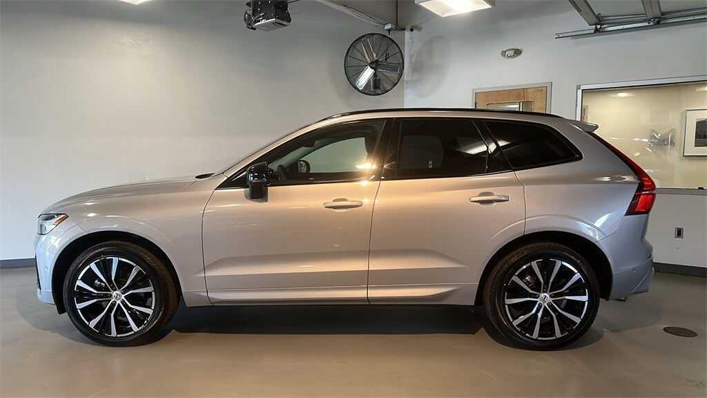 2025 Volvo XC60 B5 Plus photo 2
