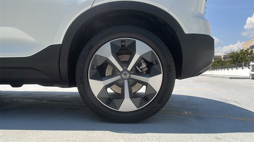 2026 Volvo XC40 Plus photo 2