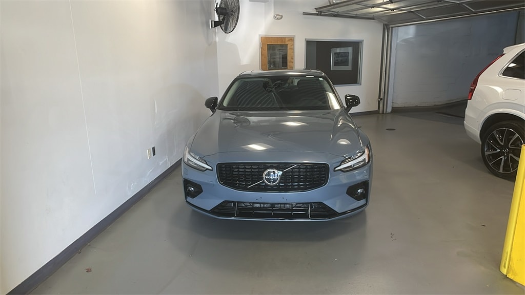 2024 Volvo S60 B5 Plus Dark Theme