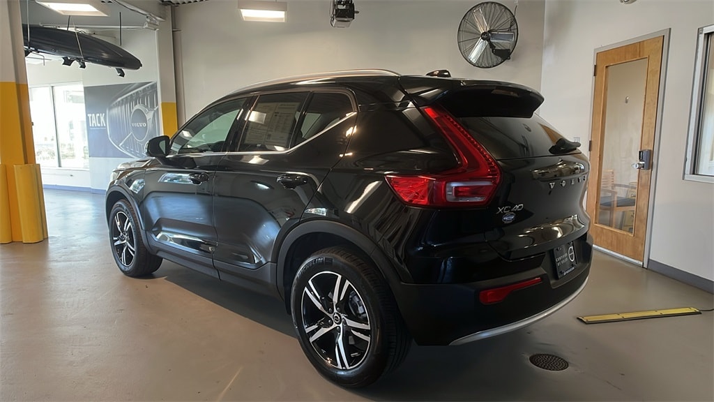 Certified 2025 Volvo XC40 B5 Core SUV