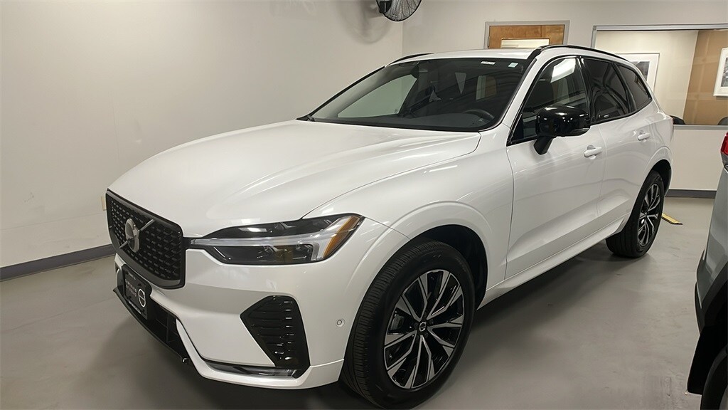 2025 Volvo XC60 B5 Plus photo 2