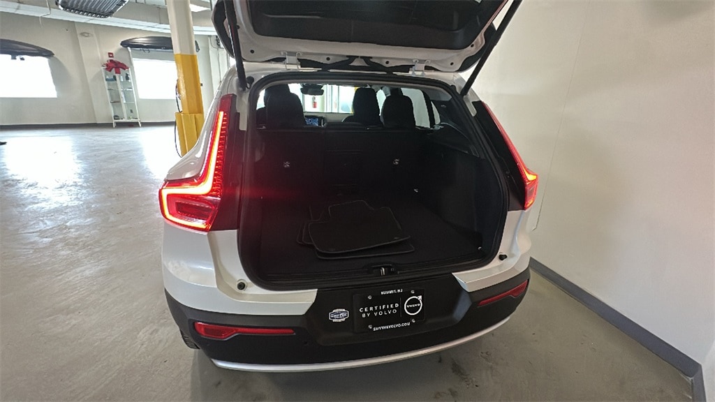 Certified 2025 Volvo XC40 B5 Core SUV