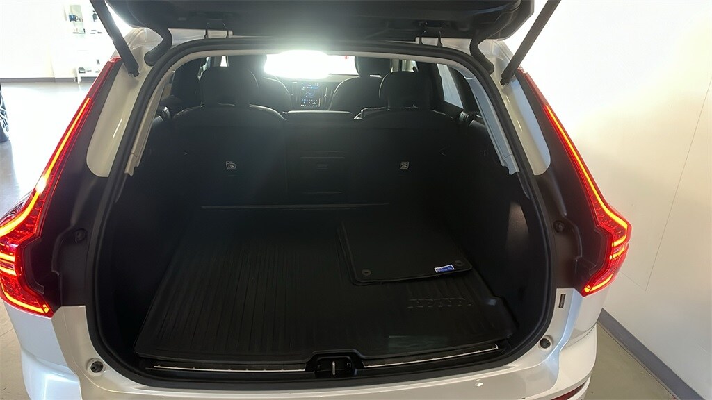 2025 Volvo XC60 B5 Plus photo 4