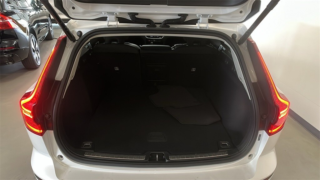 2025 Volvo V60 Cross Country B5 Plus photo 3