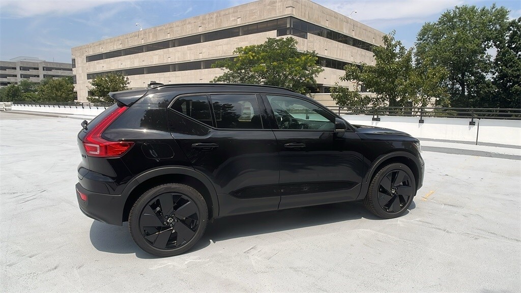 2026 Volvo XC40 photo 4