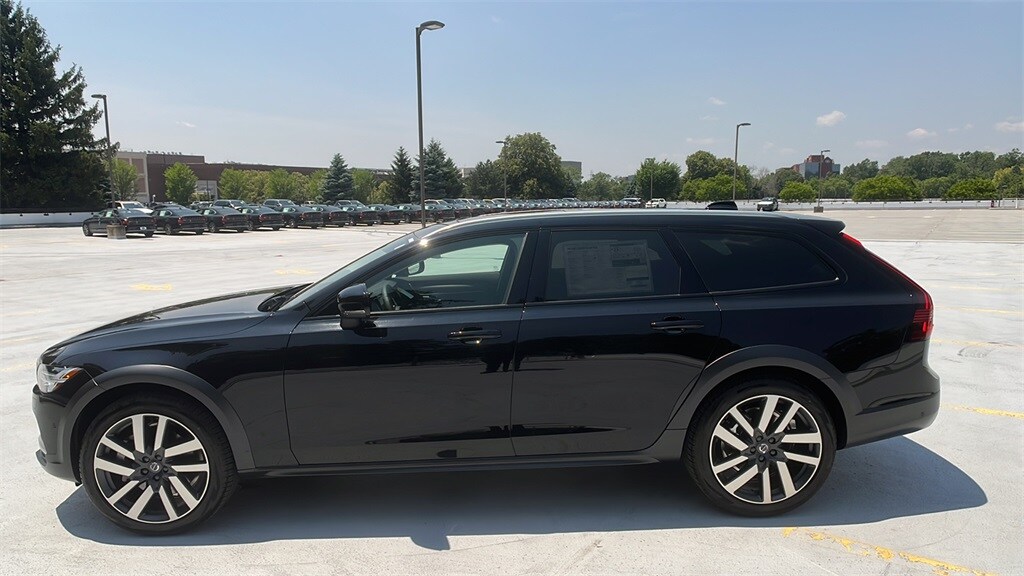 2025 Volvo V90 Cross Country B6 Plus photo 2