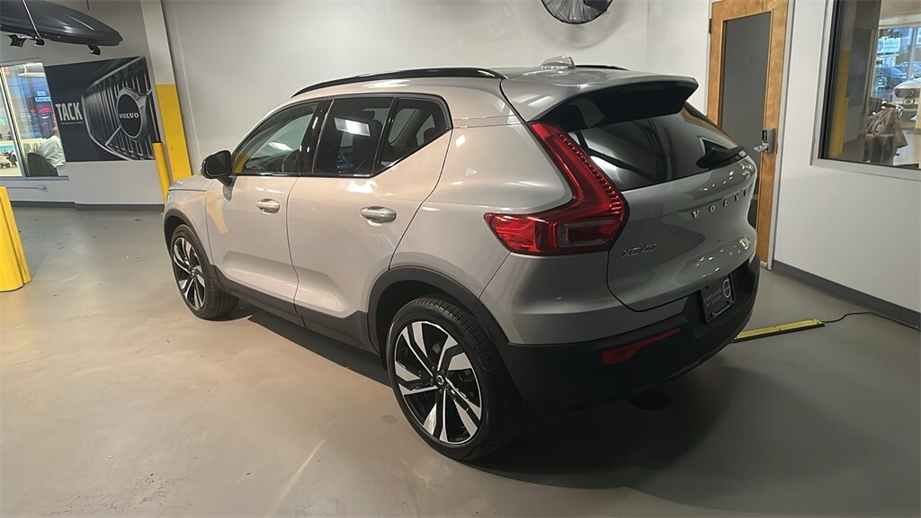 2025 Volvo XC40 Plus photo 2