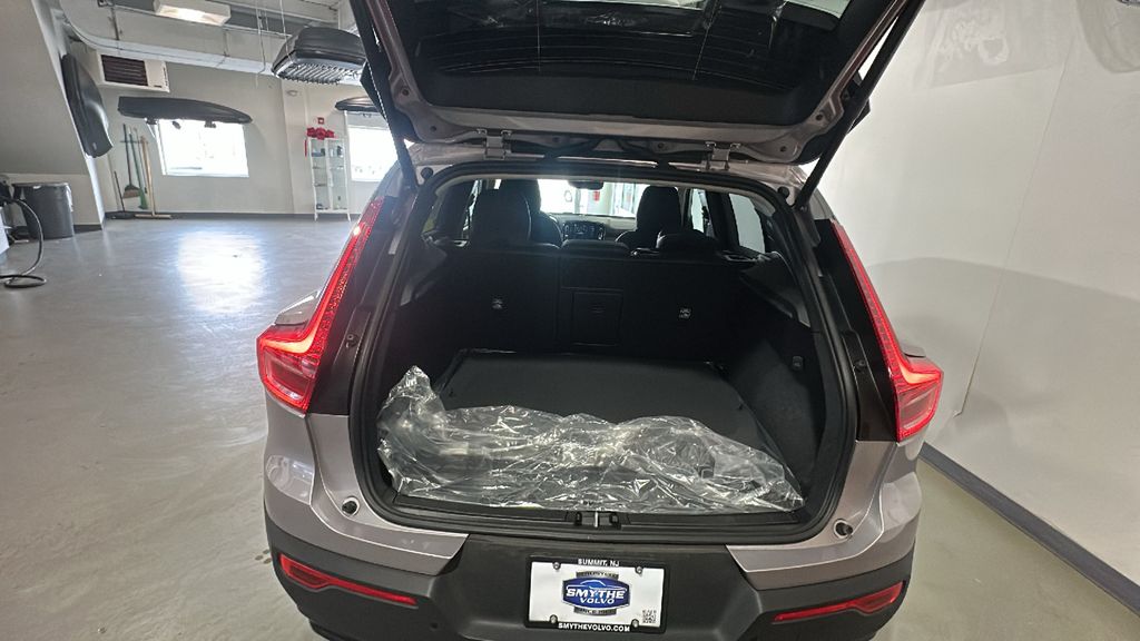 2026 Volvo XC40 Plus - Photo 4