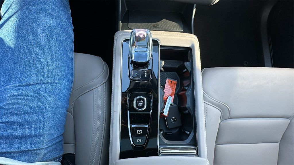 2026 Volvo XC90 Plus - Photo 18