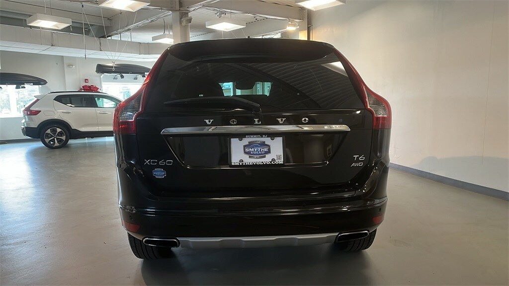 2016 Volvo XC60 T6 Drive-E Platinum photo 3
