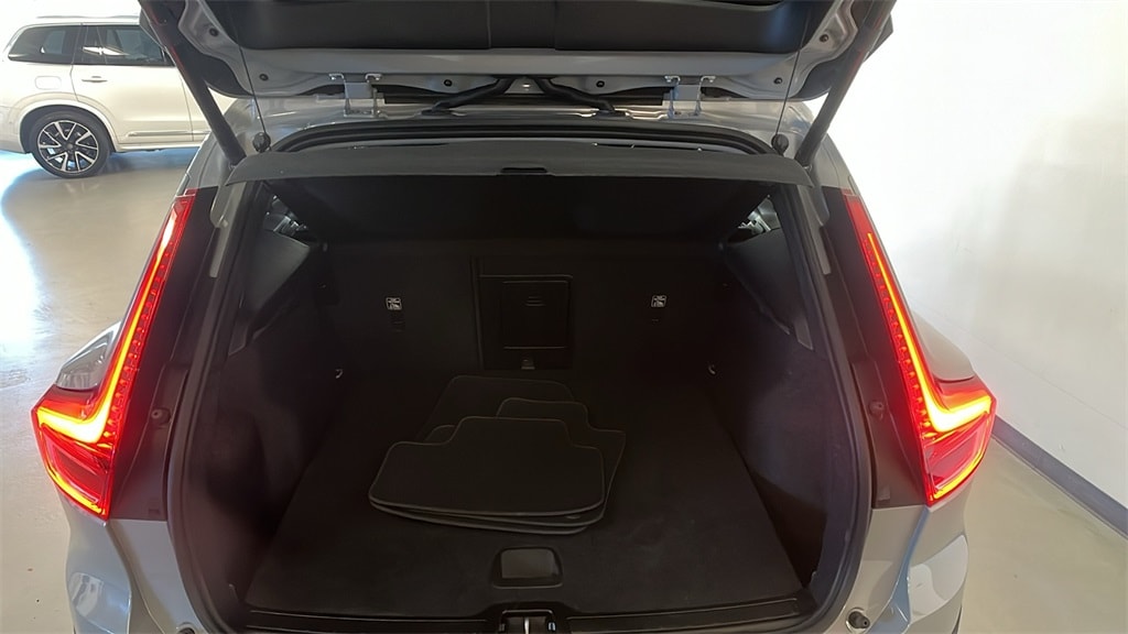 Certified 2025 Volvo XC40 B5 Core SUV