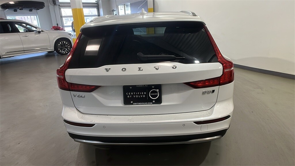 2025 Volvo V60 Cross Country B5 Plus photo 3