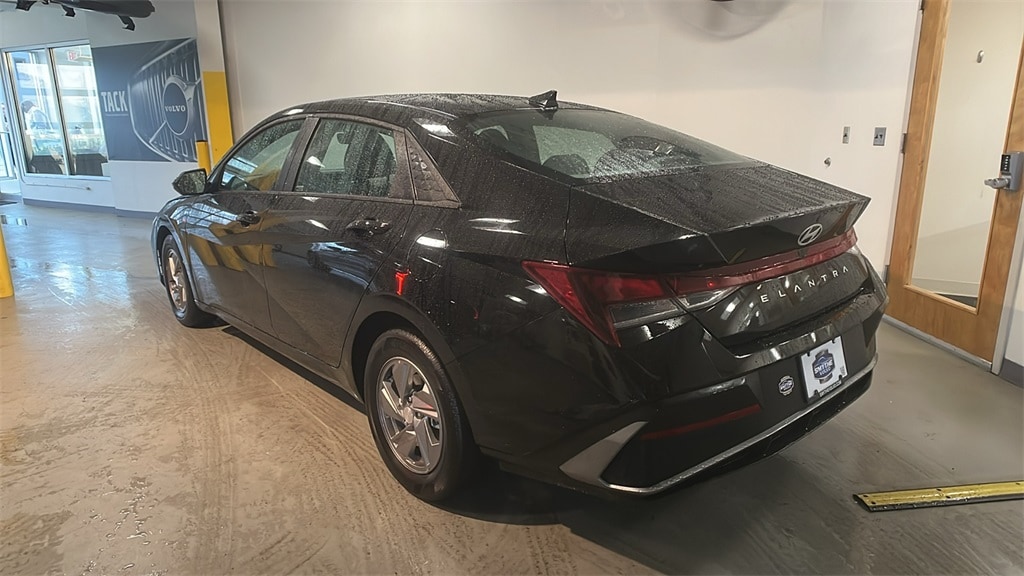 Used 2025 Hyundai Elantra SE Sedan