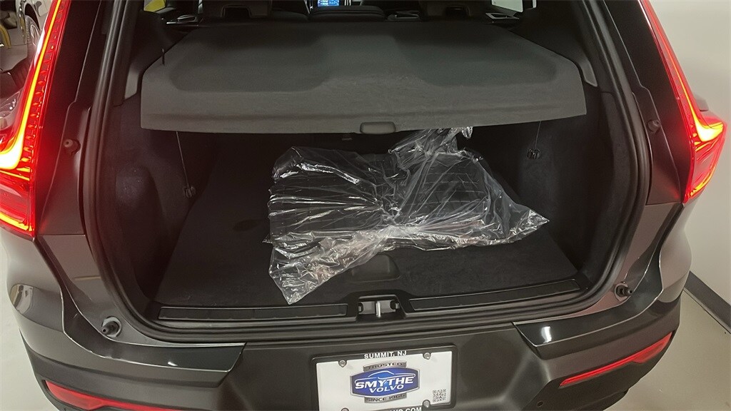 2026 Volvo XC40 Core photo 4