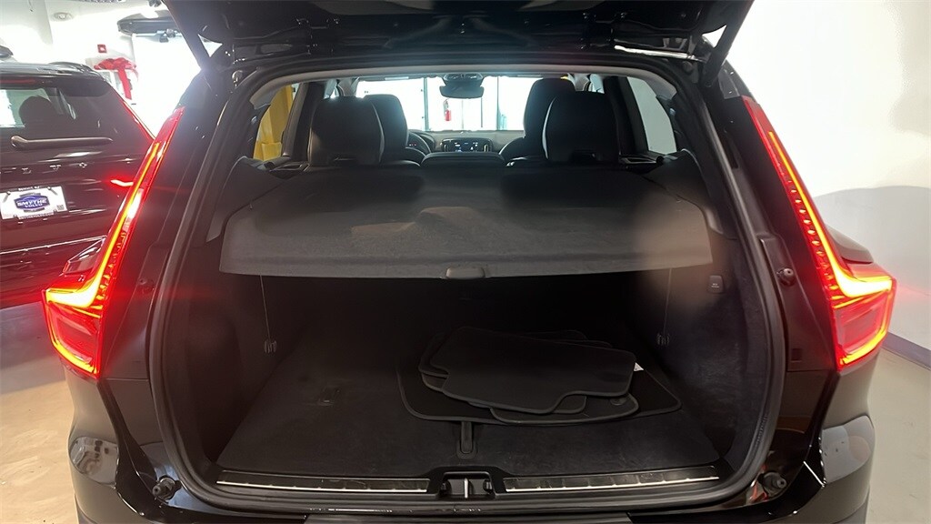 2025 Volvo XC40 Plus photo 3