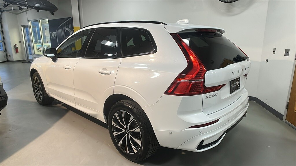 2025 Volvo XC60 B5 Plus photo 3