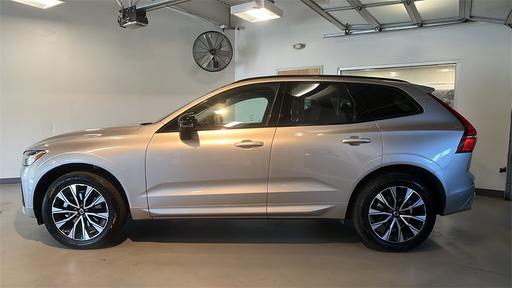 2025 Volvo XC60 B5 Plus photo 2
