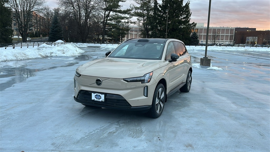 2025 Volvo EX90 Plus's photo