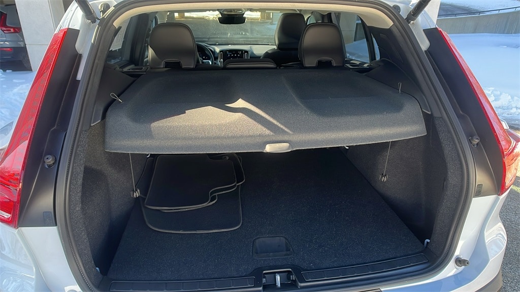 Certified 2025 Volvo XC40 B5 Core SUV