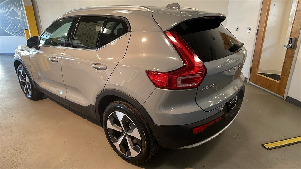 2025 Volvo XC40 Plus photo 3