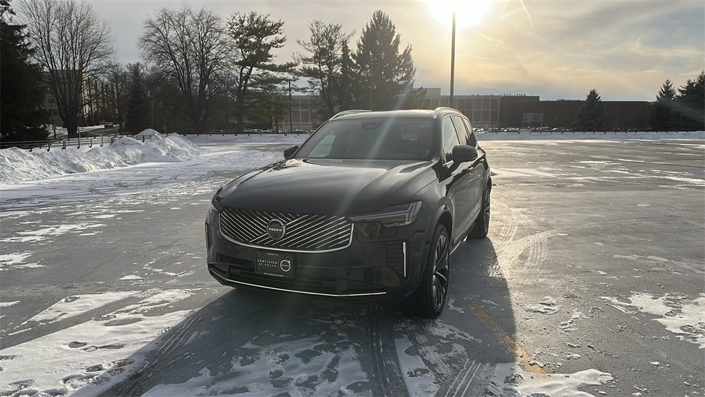 2025 Volvo XC90 Plus's photo