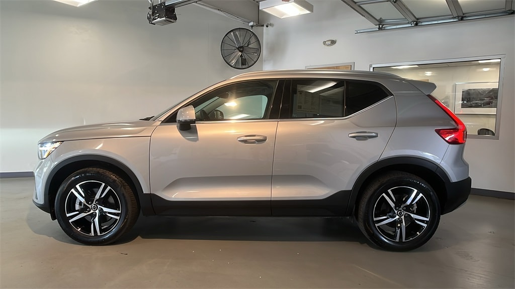 Certified 2025 Volvo XC40 B5 Core SUV