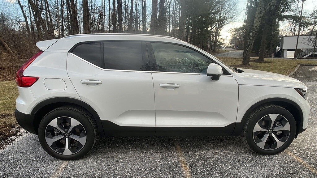 2025 Volvo XC40 Plus photo 4