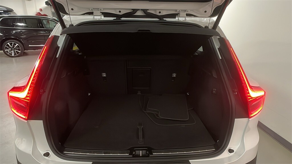 2025 Volvo XC40 Plus photo 4