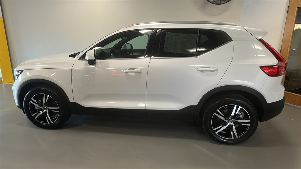 2025 Volvo XC40 Core photo 2