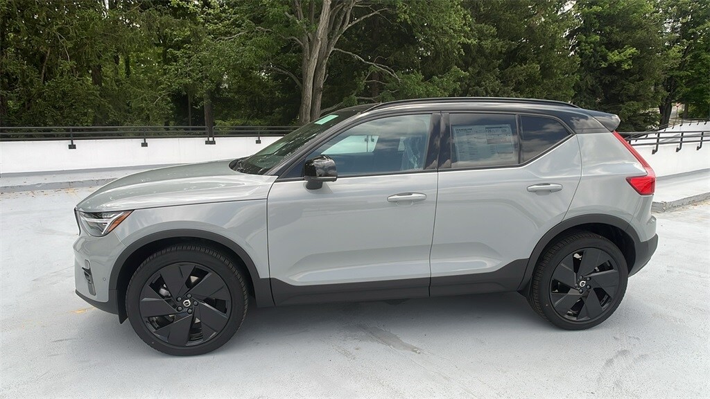 2026 Volvo XC40 photo 2