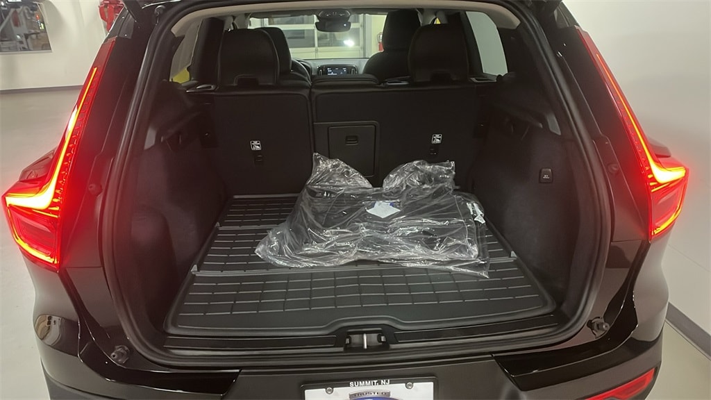 New 2026 Volvo XC40 B5 Plus SUV