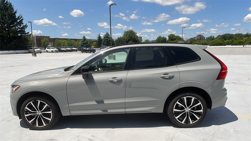 2025 Volvo XC60 B5 Plus photo 2