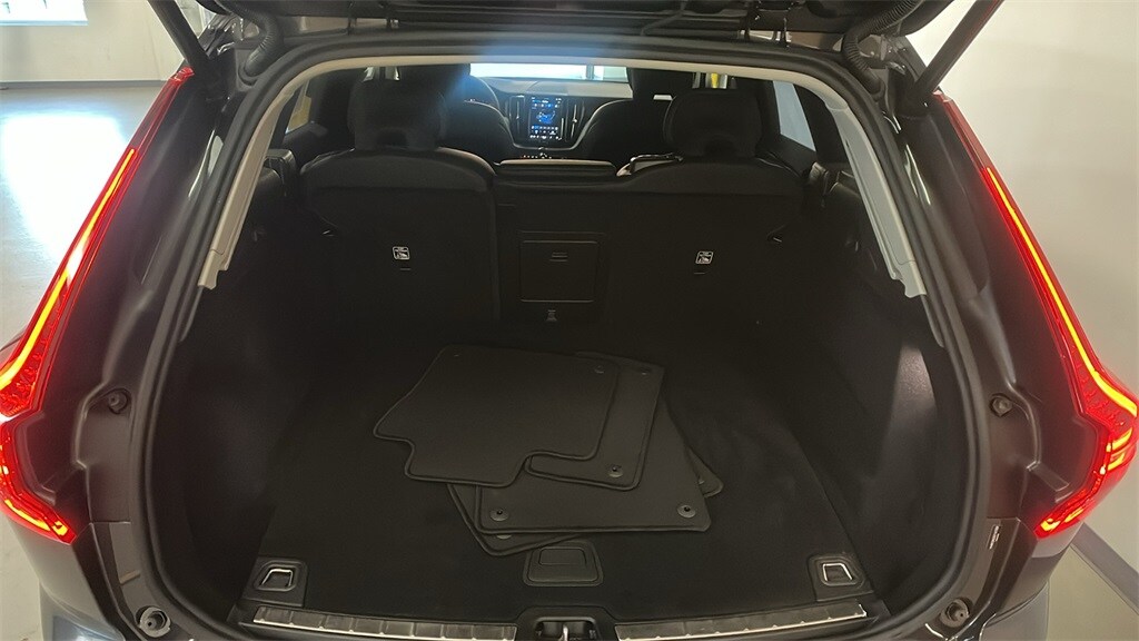 2025 Volvo XC60 B5 Plus photo 3