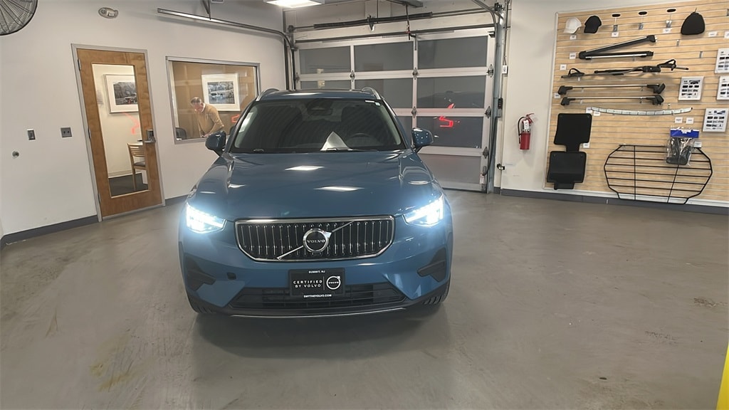 2025 Volvo XC40 Core's photo