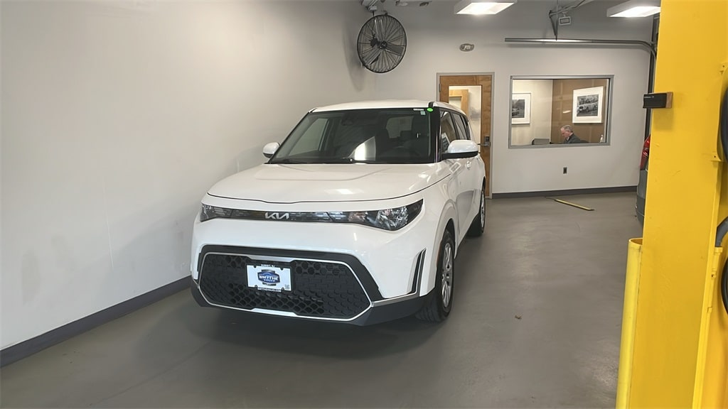 2023 Kia Soul LX's photo
