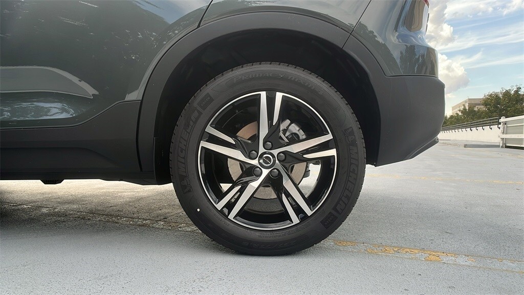 2026 Volvo XC40 Core photo 3