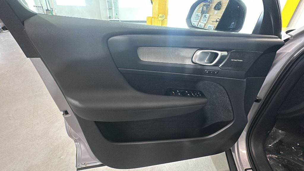 2026 Volvo XC40 Plus - Photo 15