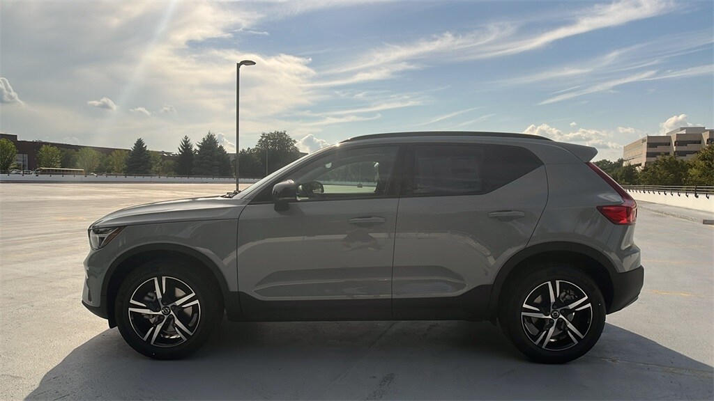 2026 Volvo XC40 Core photo 2
