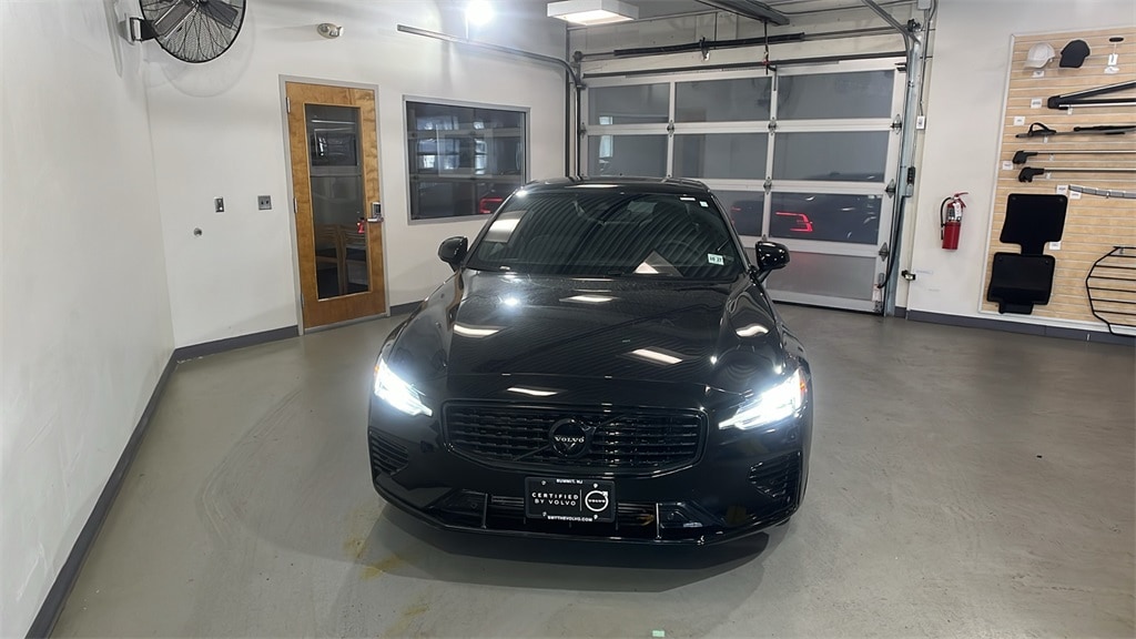 2022 Volvo S60 R-Design's photo