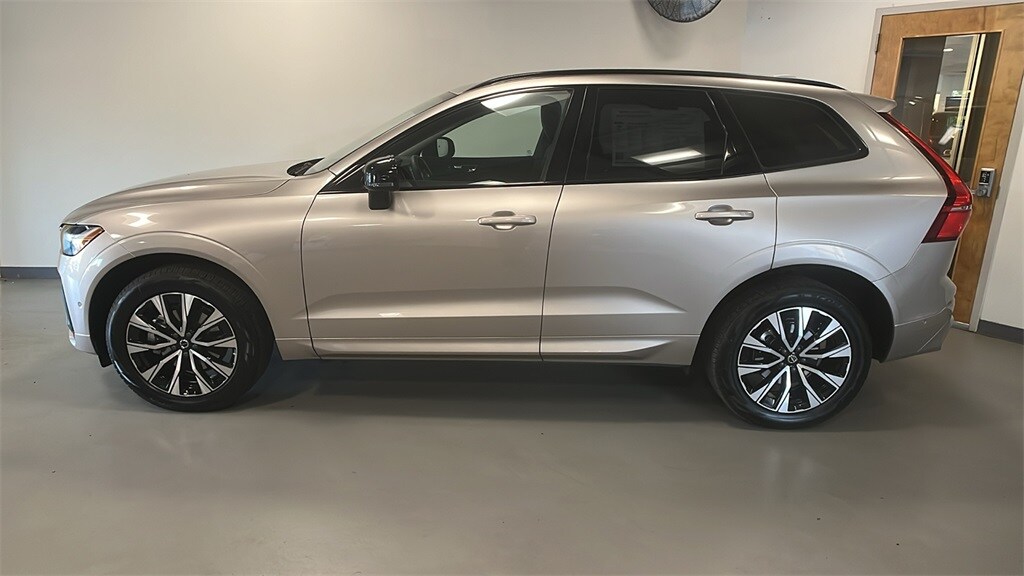 2025 Volvo XC60 B5 Plus photo 2