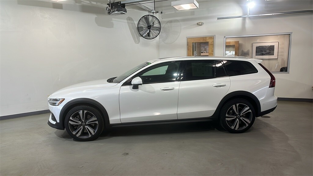 2025 Volvo V60 Cross Country B5 Plus photo 2