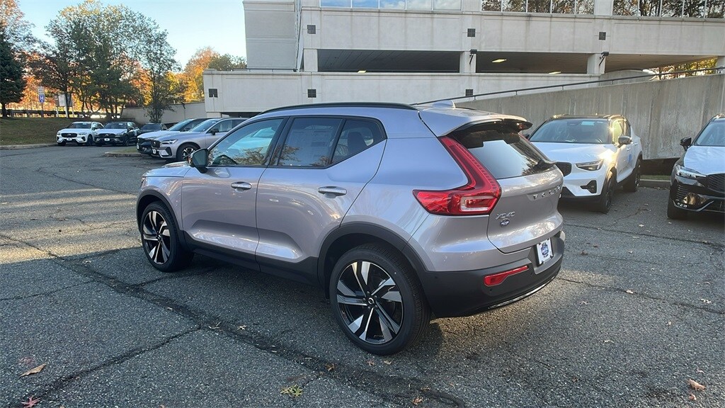 2026 Volvo XC40 Plus photo 3