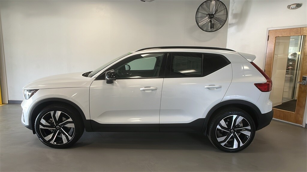 2025 Volvo XC40 Plus photo 2