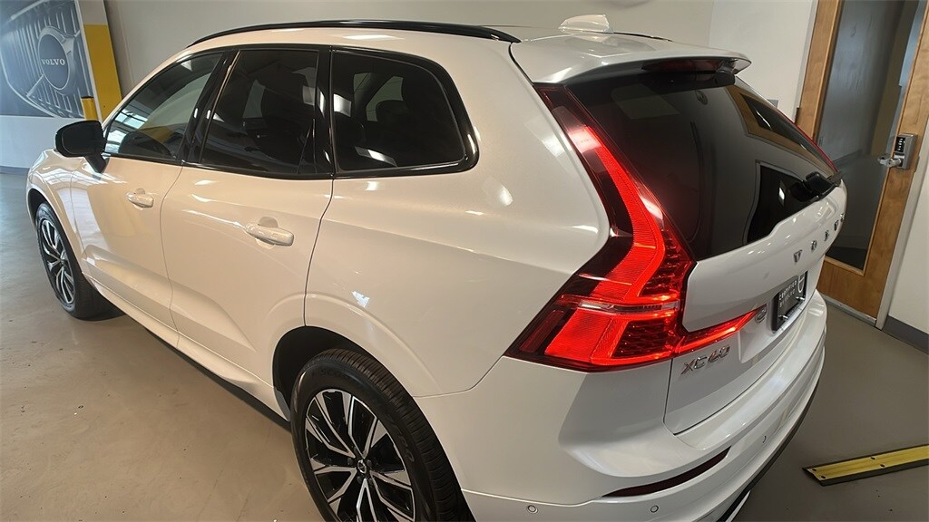 2025 Volvo XC60 B5 Plus photo 3
