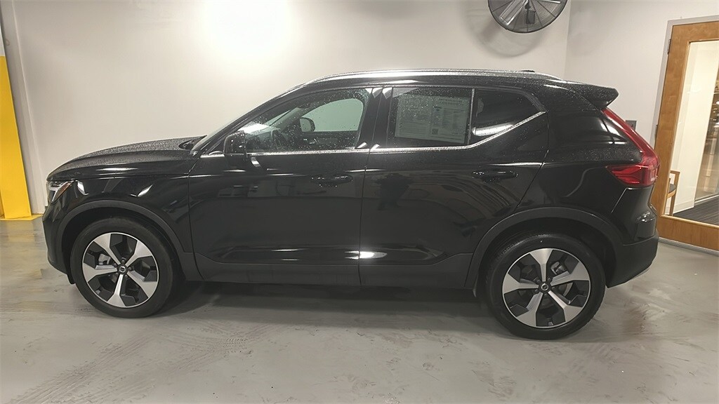 2025 Volvo XC40 Plus photo 2