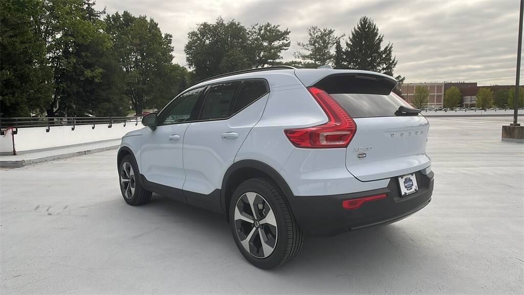 2026 Volvo XC40 Plus photo 2